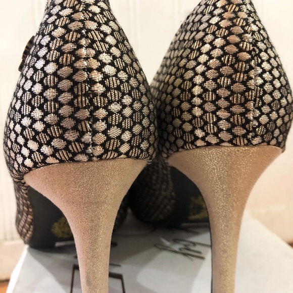 The cutest gold shimmery heels with a honeycomb like pattern and bows - Picture 4 of 4